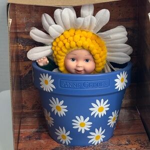 Anne Geddes Down In The Garden “Flower Pot Babies” Baby Daisy NIB